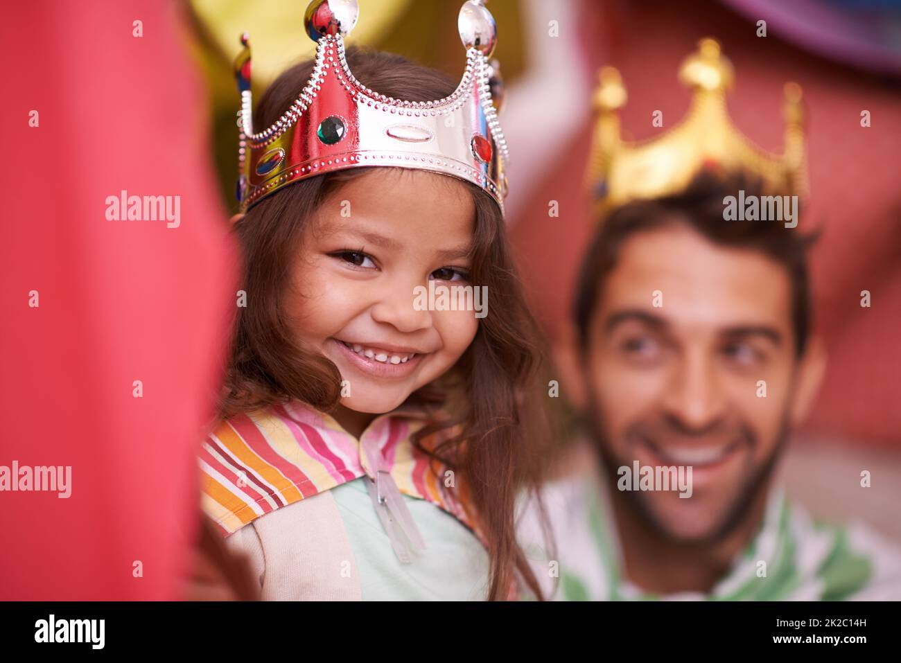 Avere così tanto divertimento. Una bambina carina vestita come una principessa mentre giocava a casa con il papà. Foto Stock