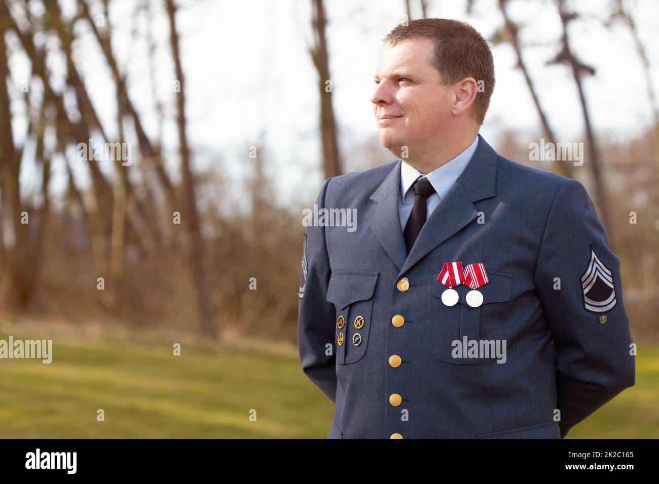 Servire il suo paese. Colpo di un ufficiale militare di alto rango in piedi a proprio agio all'aperto. Foto Stock