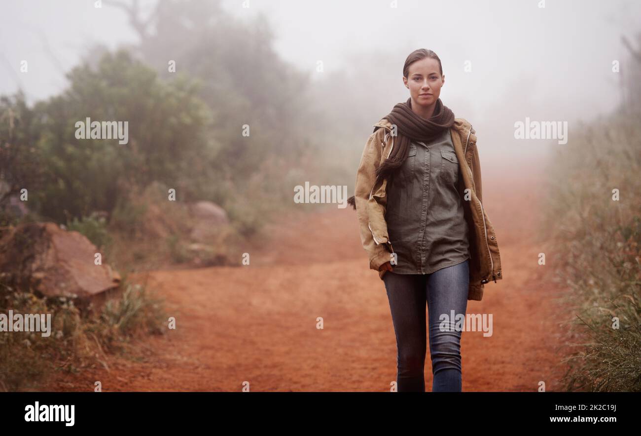 Un'altra misty mattina meandro. Una giovane donna attraente fuori per una passeggiata in montagna. Foto Stock