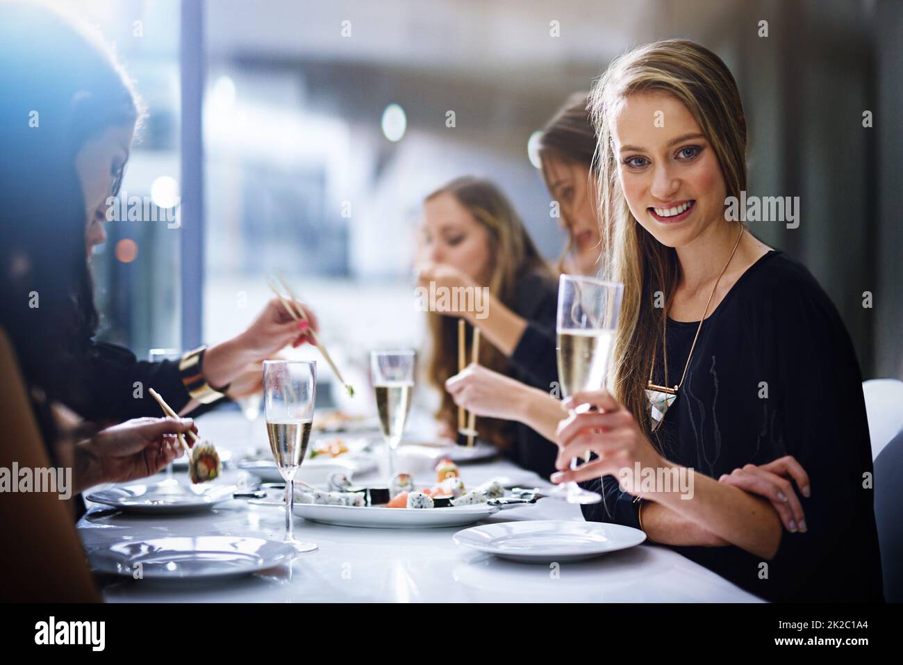 Il cibo era buono e gli amici fantastici: Che altro ti serve. Ritratto di una giovane donna che ha una cena con gli amici in un ristorante. Foto Stock