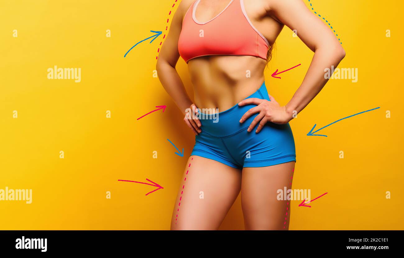 Donna con fisico pronto per iniziare esercizi di palestra Foto Stock