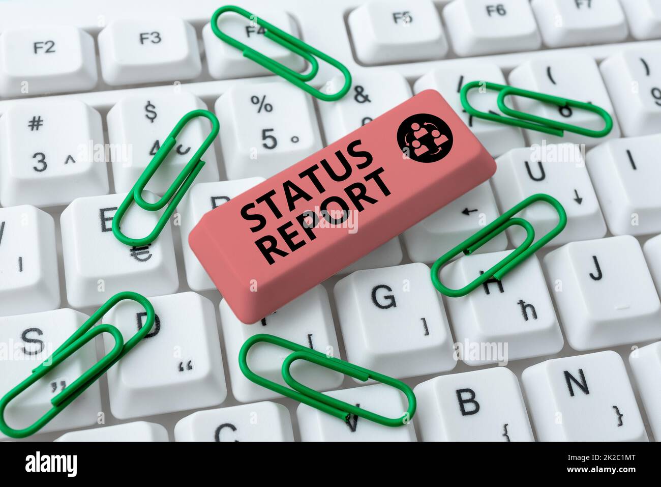 Inspirazione che mostra il rapporto sullo stato del segno. Business idea aggiornamento Riepilogo delle situazioni a partire da un periodo di tempo scaricare file e dati online, Caricamento dei codici di programmazione Foto Stock