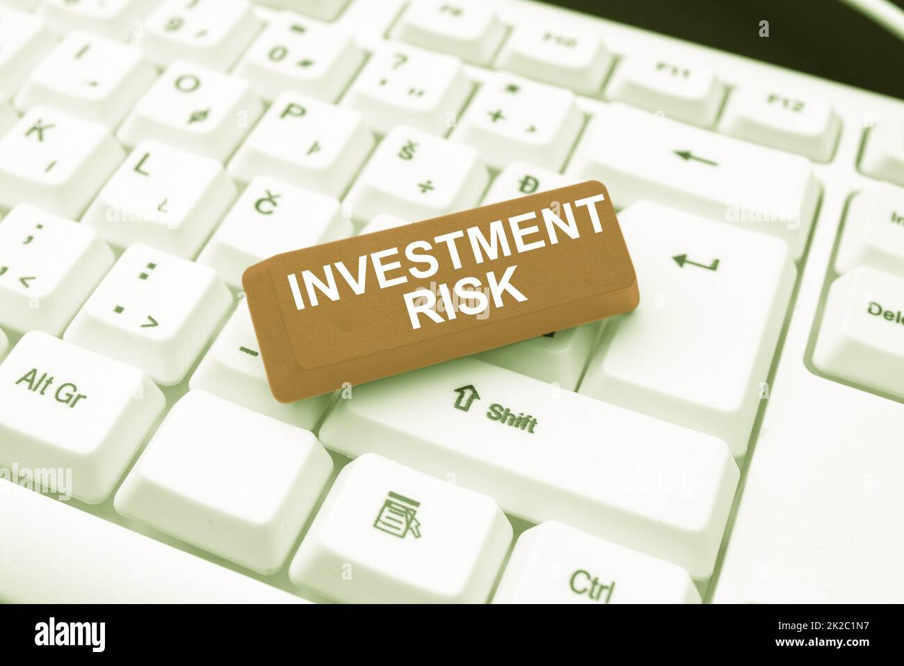 Segno che mostra il rischio di investimento. Business Concept la probabilità di una potenziale perdita finanziaria relativa al guadagno in connessione con gli amici online, facendo conoscenza su Internet Foto Stock