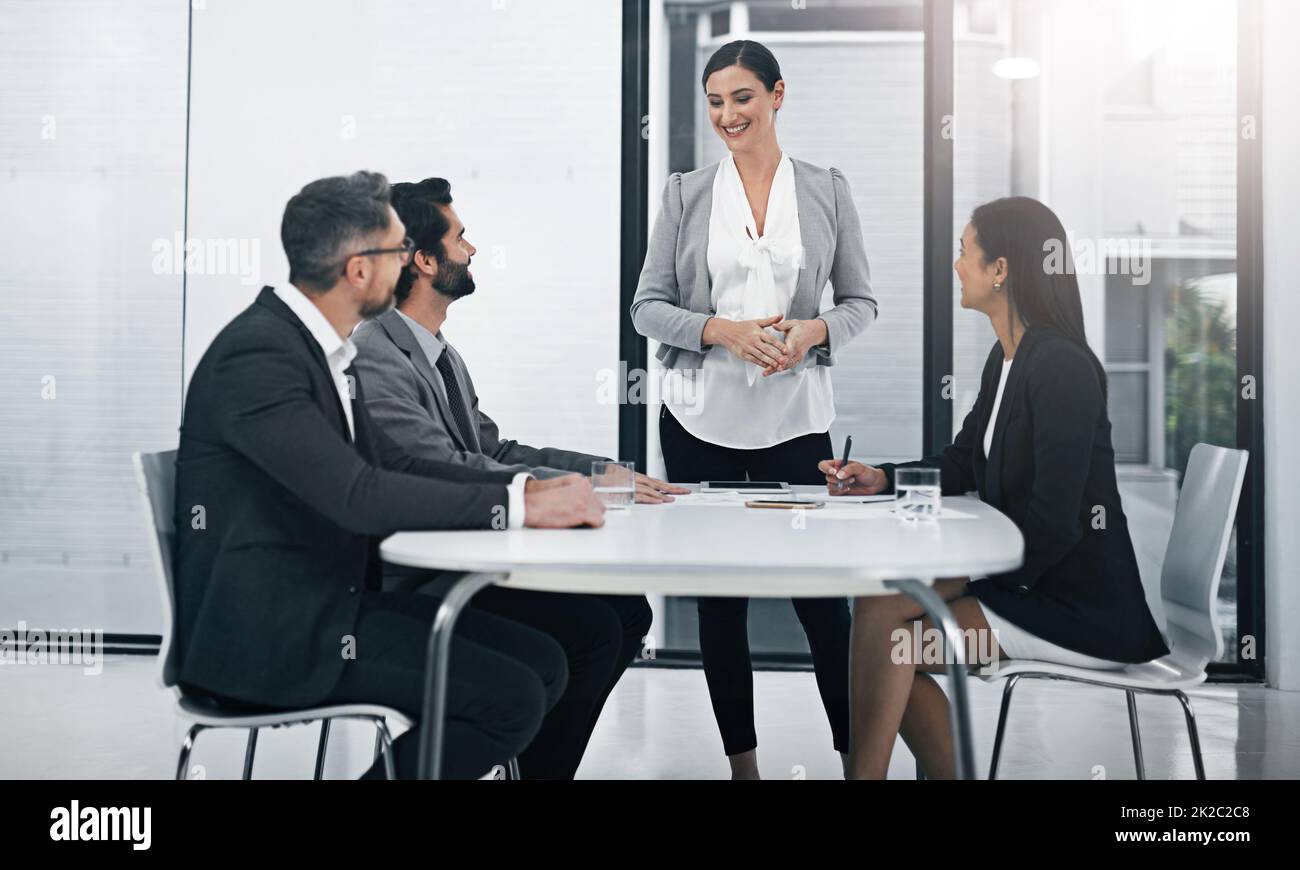 Strategie per il successo. Scatto di una giovane donna d'affari attraente che dà una presentazione nella sala del consiglio. Foto Stock