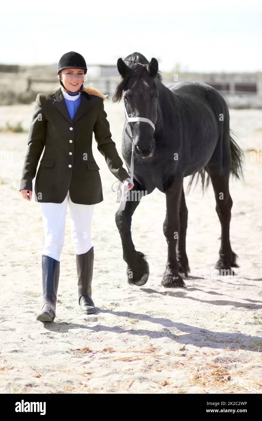 HES più di un semplice animale per me. Scatto di una bella giovane donna in piedi accanto al suo cavallo. Foto Stock