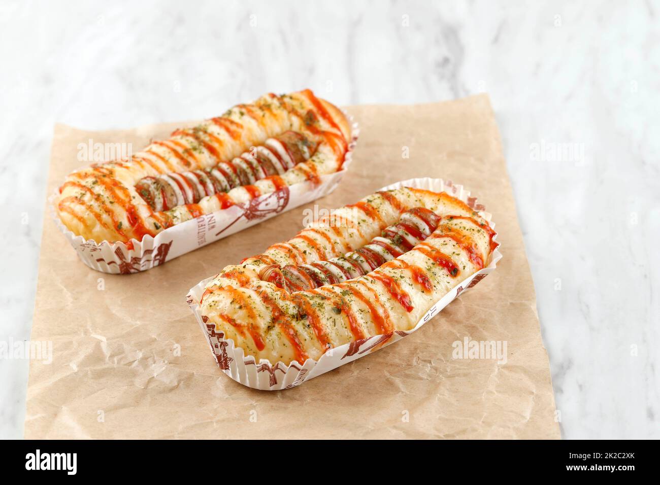 Salsiccia pane piccante con maionese e guarnizione di pasta piccante. Roti Sosis per il menu dei panifici bianchi Foto Stock