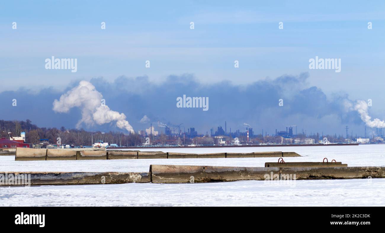 Bodo è in vista Shot di edifici industriali lungo il bordo delle acque. Foto Stock