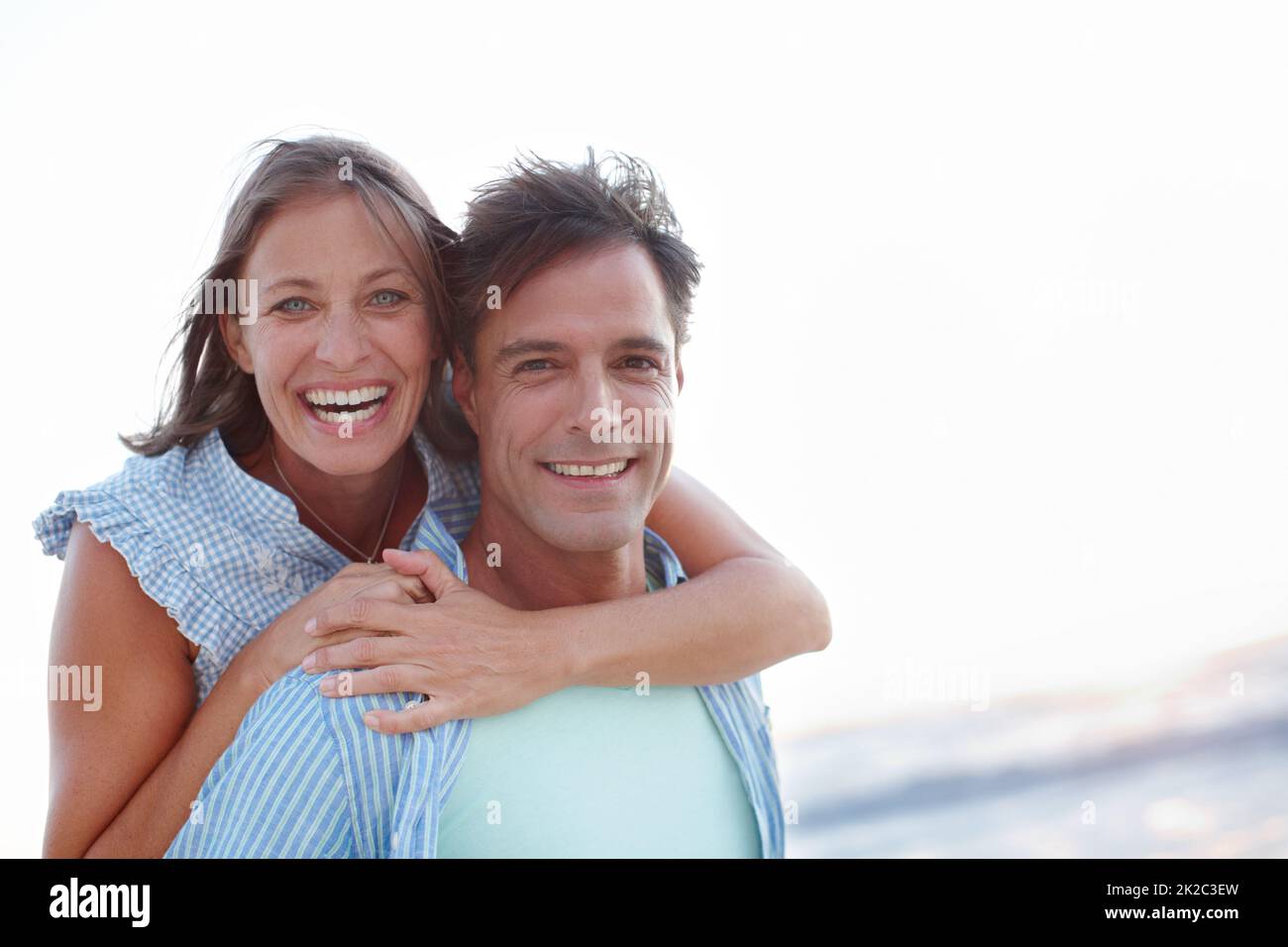Devozione e felicità. Una coppia matura e beata che abbraccia il copyspace sulla spiaggia. Foto Stock
