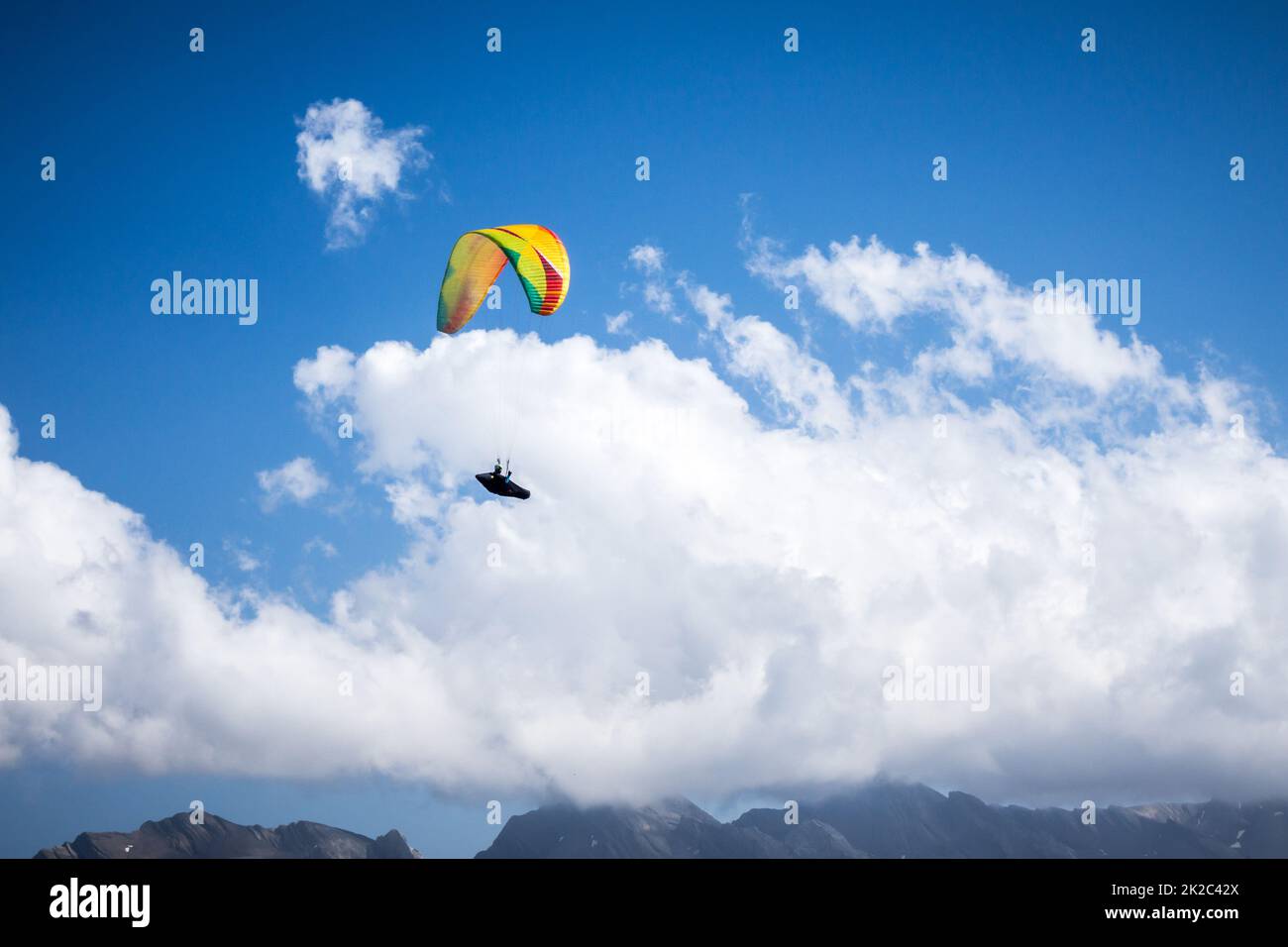 volo in parapendio in montagna. Le Grand-Bornand, Francia Foto Stock