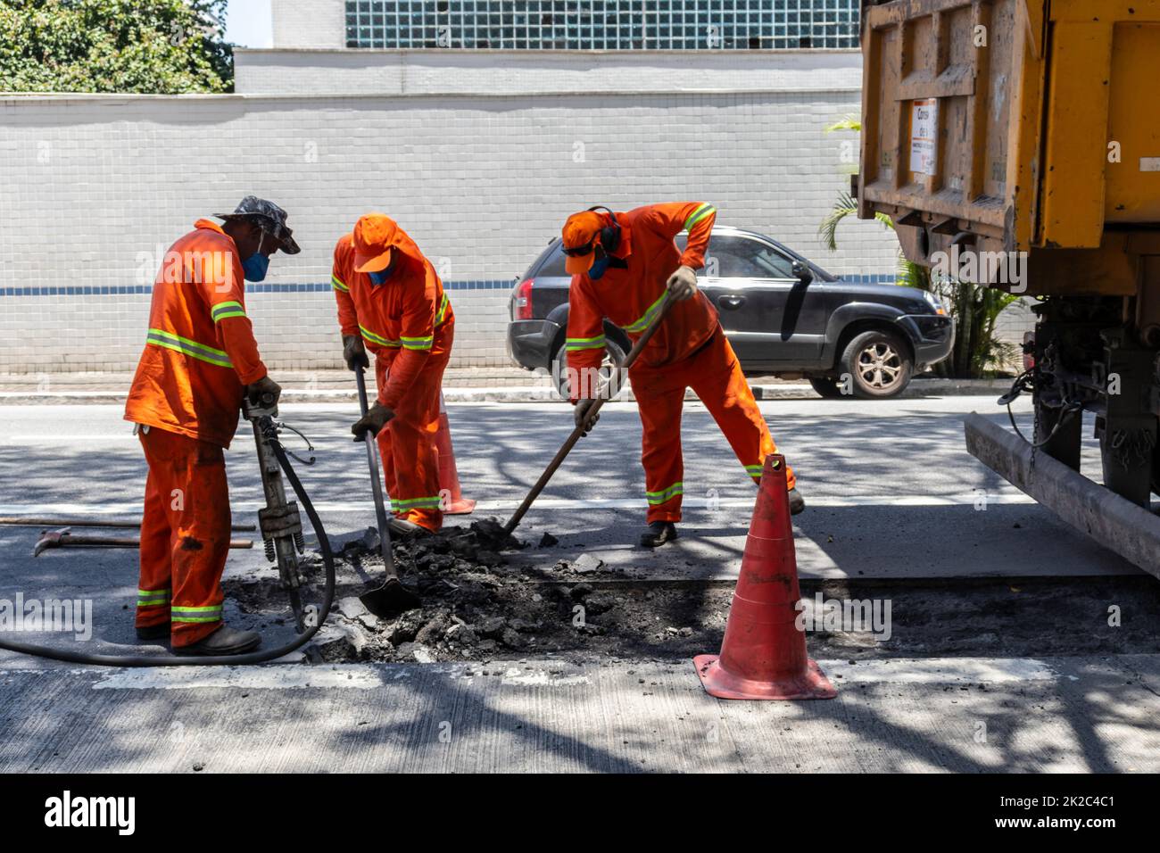 San Paolo, Brasile, 11 novembre 2021. Lavori di riparazione e manutenzione per l'esclusiva corsia degli autobus nel quartiere di Santo Amaro, zona sud di São Paolo Foto Stock