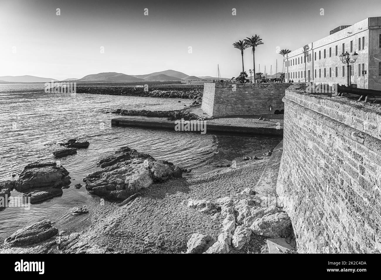 Vista sui bastioni storici di Alghero, Sardegna, Italia Foto Stock