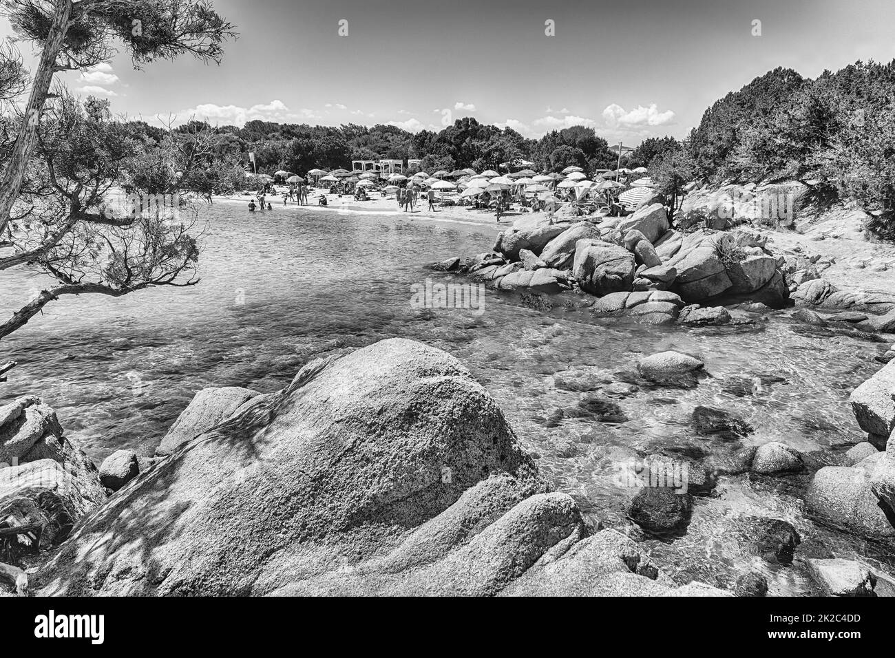 La panoramica spiaggia di Capriccioli in Costa Smeralda, Sardegna, Italia Foto Stock