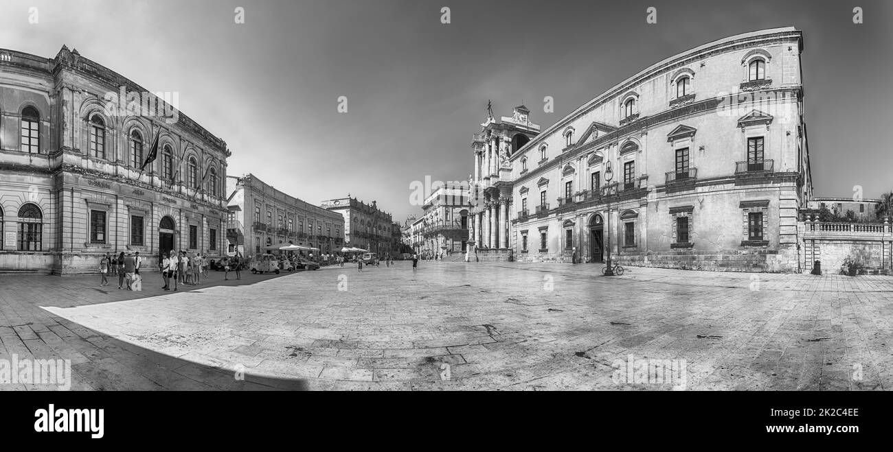 La scenografica piazza del Duomo nell'isola di Ortigia, Siracusa, Sicilia, Italia Foto Stock