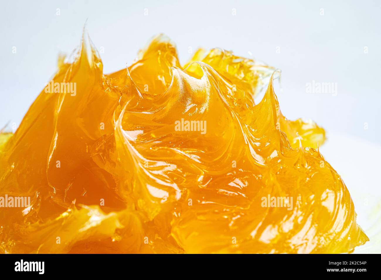 Lubrificazione di macchine al litio giallo per uso automobilistico e industriale isolato su sfondo bianco Foto Stock