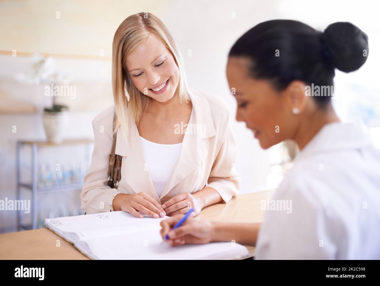 Pronto per una giornata di coccole. Una giovane donna che fa un appuntamento in un salone di bellezza. Foto Stock