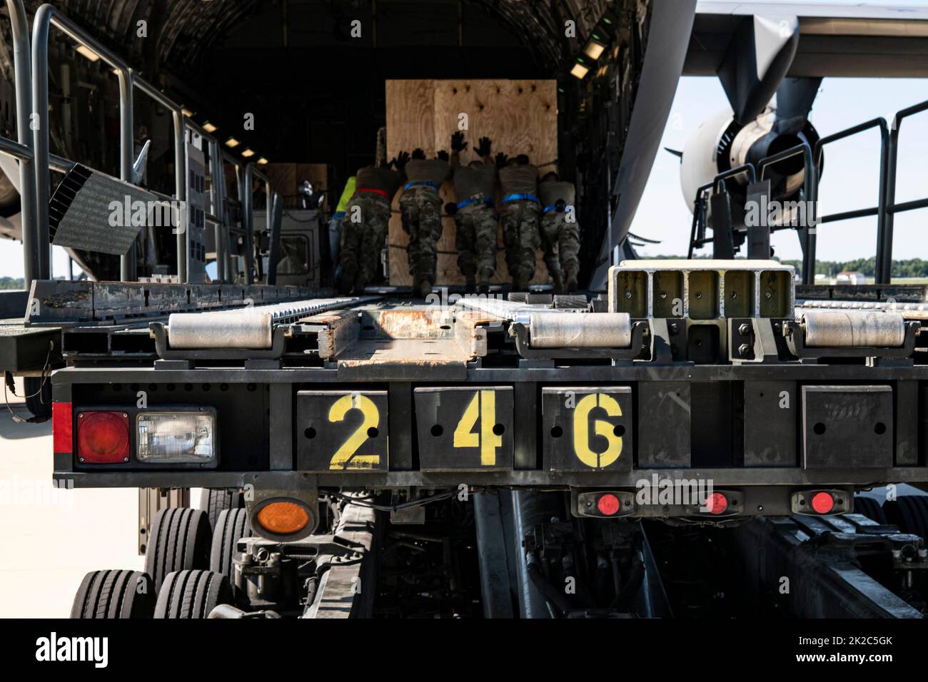 Il carico di armi destinato all'Ucraina viene caricato su un C-17 Globemaster III durante una missione di assistenza alla sicurezza presso la base dell'aeronautica militare di dover, Delaware, 14 settembre 2022. Dal 2014, gli Stati Uniti hanno impegnato più di $15,5 miliardi di dollari in assistenza alla sicurezza per l'Ucraina nel quadro dell'iniziativa di assistenza alla sicurezza per l'Ucraina. (STATI UNITI Air Force foto di staff Sgt. Marco A. Gomez) Foto Stock
