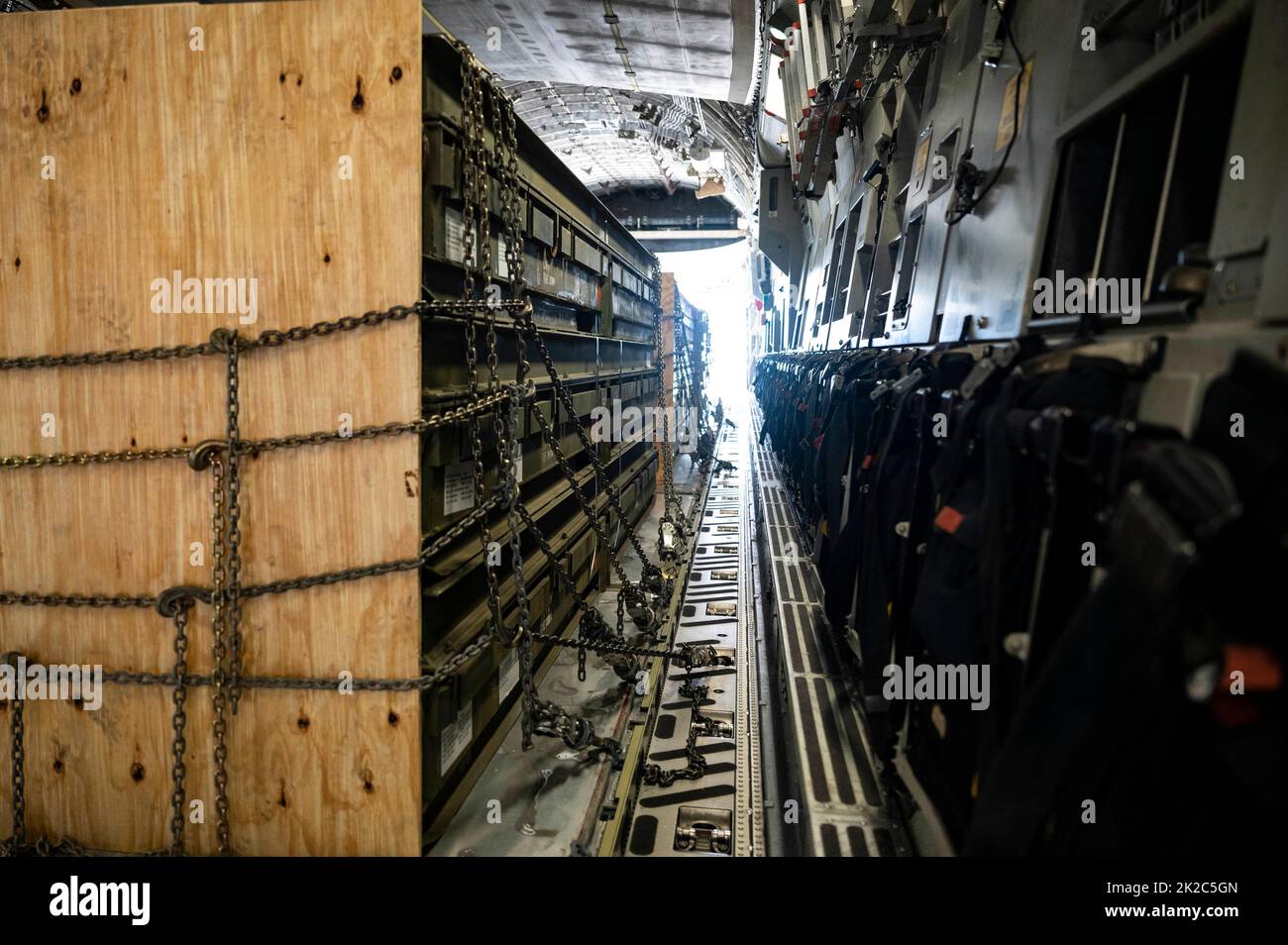 Il carico di armi destinato all'Ucraina siede su un C-17 Globemaster III durante una missione di assistenza alla sicurezza presso la base dell'aeronautica militare di dover, Delaware, 14 settembre 2022. Il Dipartimento della Difesa sta lavorando con l'industria per aumentare la produzione di alcune capacità per continuare a soddisfare le esigenze delle forze ucraine, mentre garantire gli Stati Uniti è pronto a difendere se stessi, i nostri partner e alleati. (STATI UNITI Air Force foto di staff Sgt. Marco A. Gomez) Foto Stock