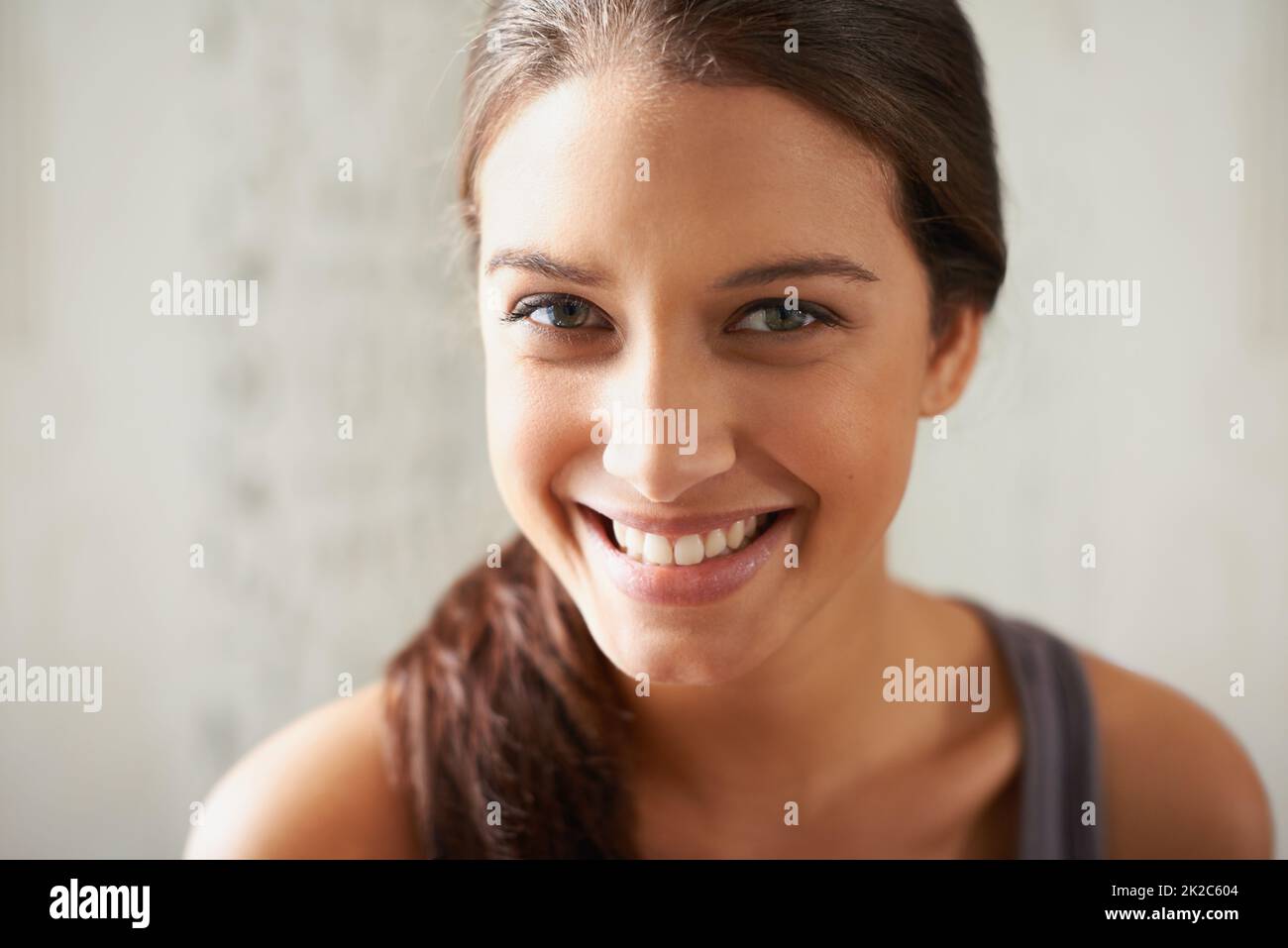 La sua bellezza è raggiante. Ritratto di testa e spalle di una bella giovane donna. Foto Stock