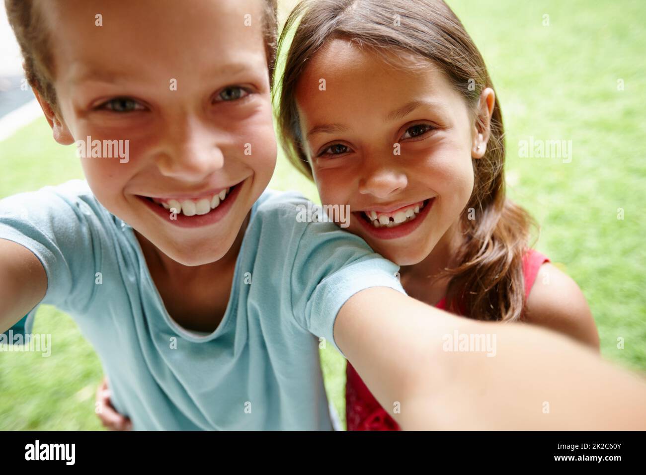 Selfie fratello. Scatto di un fratello e di una sorella giovani che prendono un selfie in giardino. Foto Stock