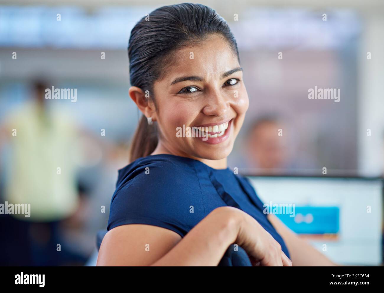 Anche tu potresti sorridere. Ritratto di una bella giovane donna d'affari seduta al suo portatile. Foto Stock