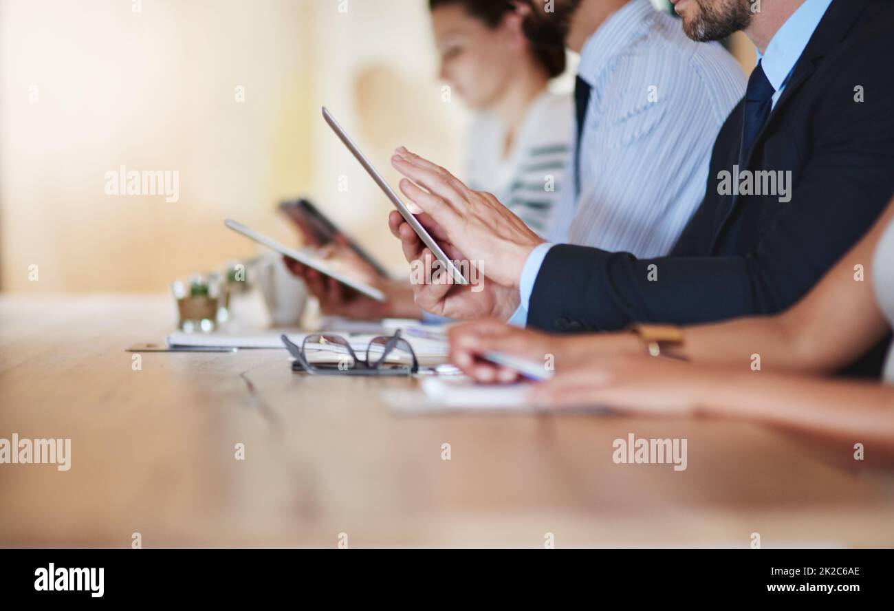 Prendere appunti digitali. Shot di uomini d'affari che utilizzano i loro tablet digitali durante una conferenza. Foto Stock