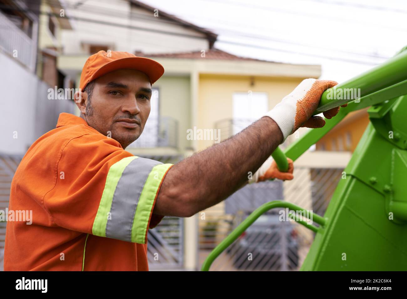 HES mantenere le nostre strade pulite. Scatto ritagliato di un lavoratore maschio il giorno della spazzatura. Foto Stock