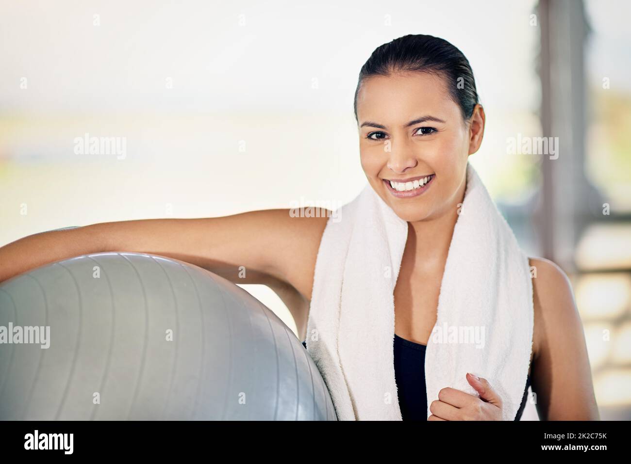 I endorfine mi fanno sorridere. Ritratto corto di una giovane donna che porta la sua sfera di esercizio. Foto Stock