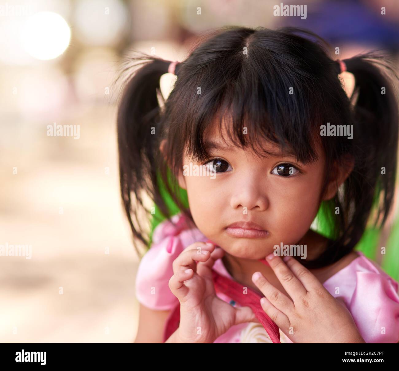 Il volto dell'innocenza. Ritratto di una bambina che trascorre del tempo all'aperto. Foto Stock