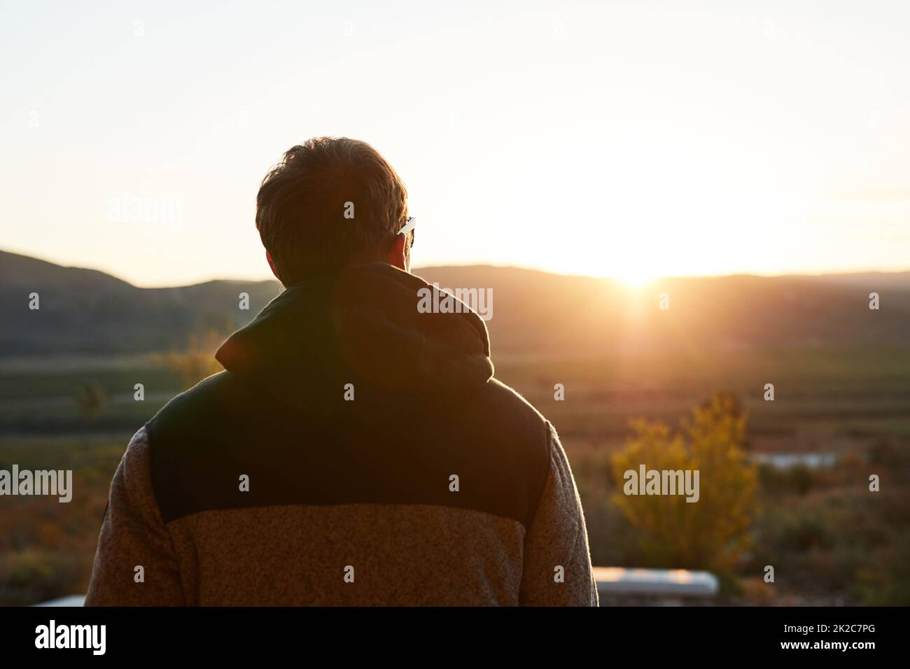 La vista lo ha affascinato. Colpo di un uomo irriconoscibile che trascorre la giornata fuori. Foto Stock