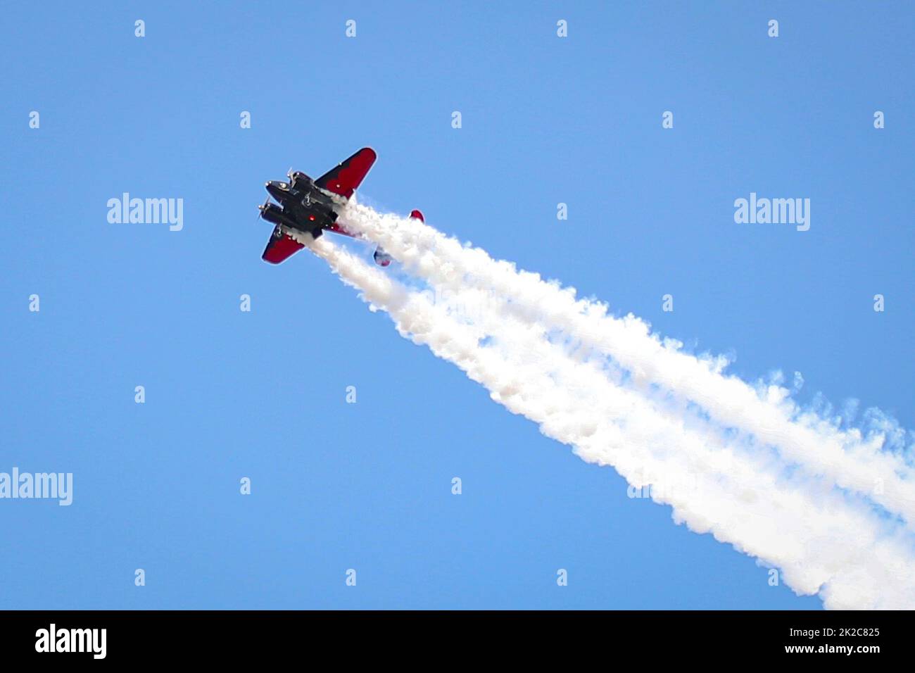VIRGINIA BEACH, Virginia (settembre 17, 2022) Matt Younkin, un pilota di aerei aerobici, vola un Twin Beech 18 durante il 2022° Naval Air Station (NAS) Oceana Air Show. Il tema del NAS Oceana Air Show è stato "Back to the Beach", in quanto sono passati due anni dall'ultima esibizione. (STATI UNITI Foto Navy di Mass Communication Specialist Seaman Apprentice Lucas Hastings) Foto Stock