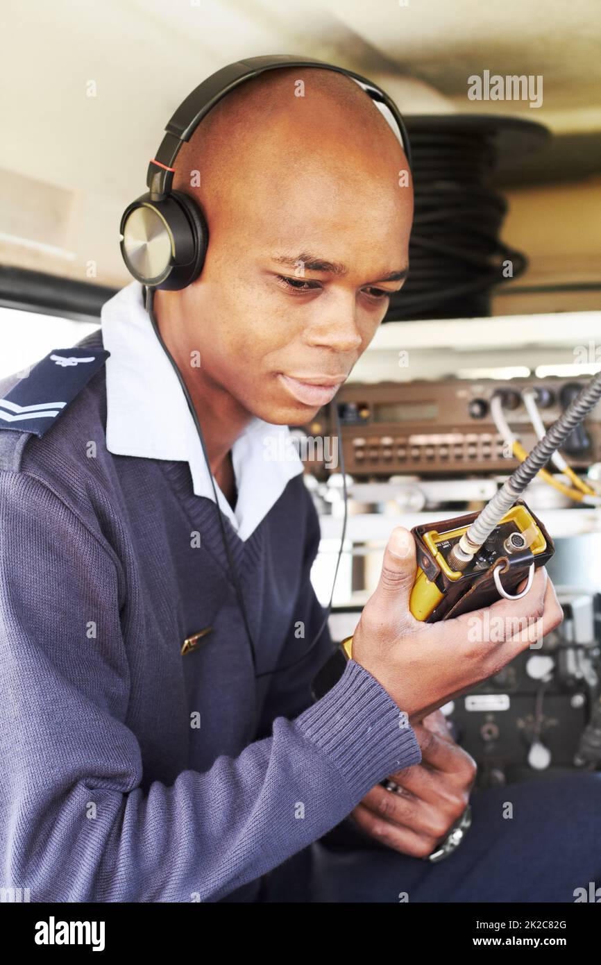 Sei chiaro di atterrare. Scatto ritagliato di un pilota che parla su una radio a 2 vie. Foto Stock