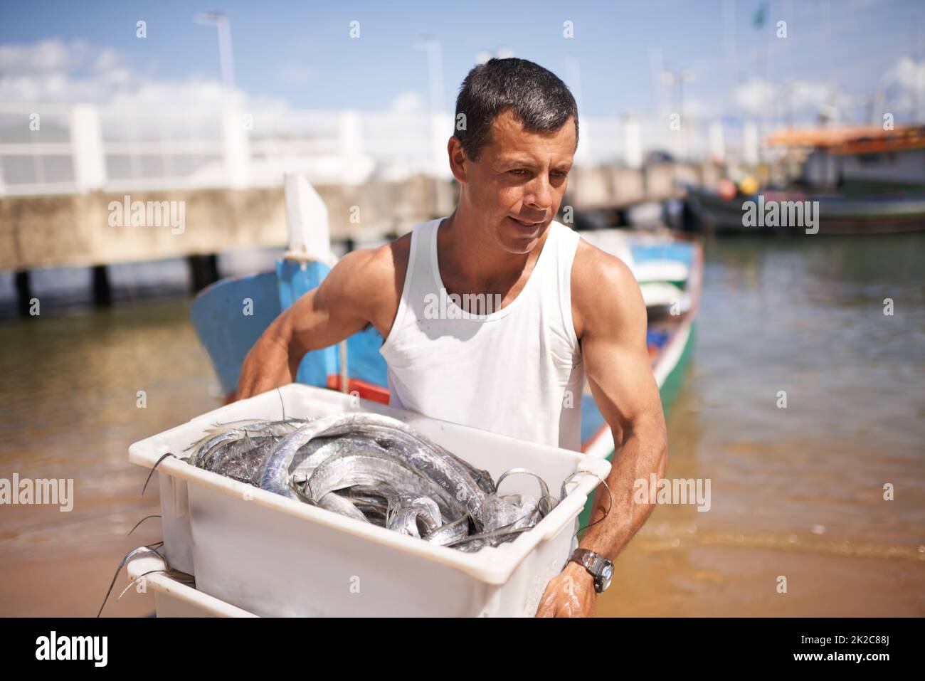 Cattura del pesce per una vita. Scatto corto di un pescatore che trasporta il pesce che ha interferito. Foto Stock
