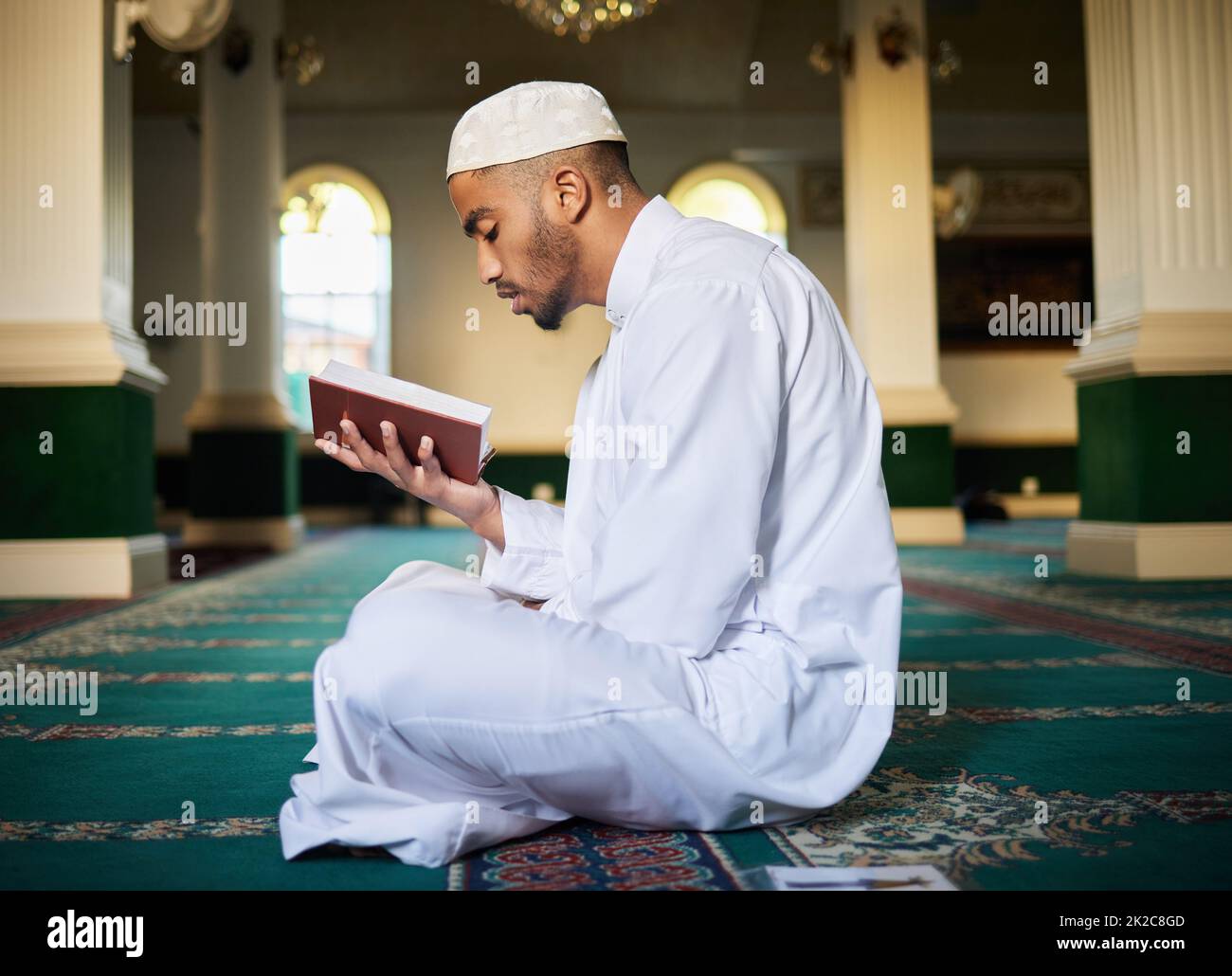 Non perdete la speranza, né siate tristi. Girato di un giovane maschio musulmano che legge le Scritture in una moschea. Foto Stock