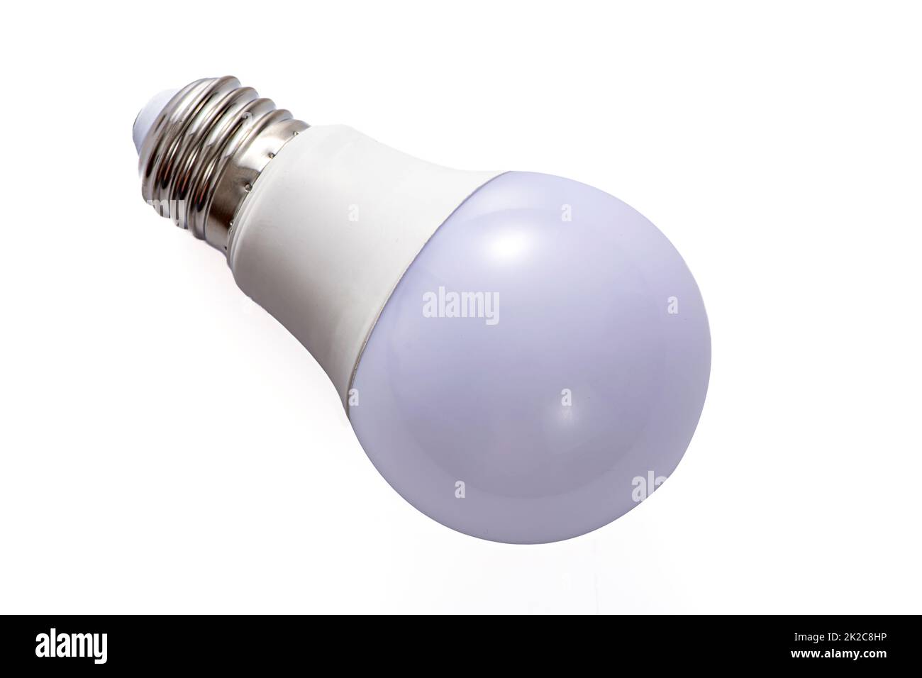 Una lampada LED bianca con base E27 giace su uno sfondo bianco isolato Foto Stock