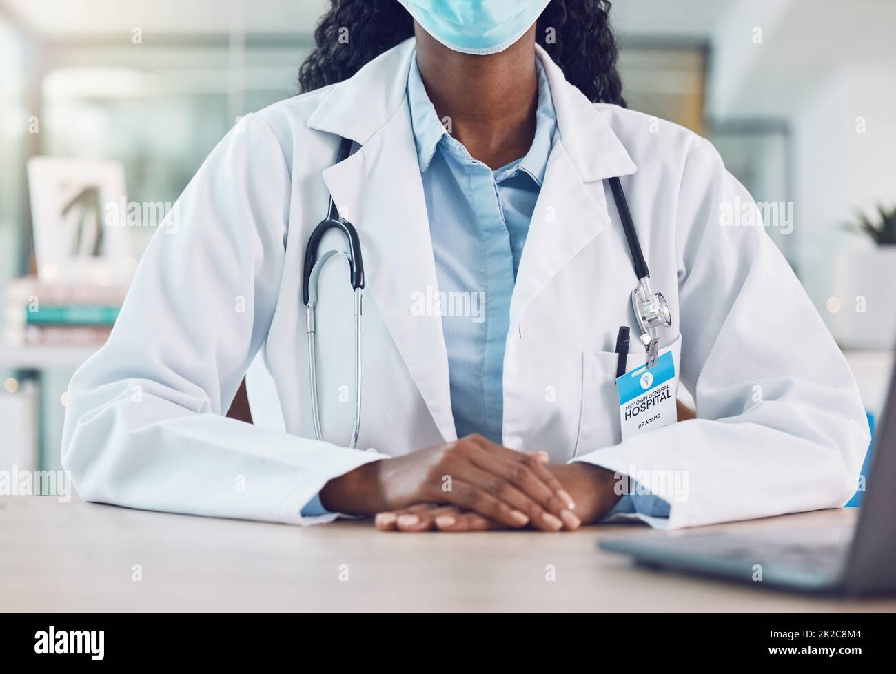 Maschera facciale Covid e mani medico rischio, sicurezza e consulenza di assicurazione sanitaria con il portatile per la consultazione di telesorHealth. Medico nero donna esperto Foto Stock