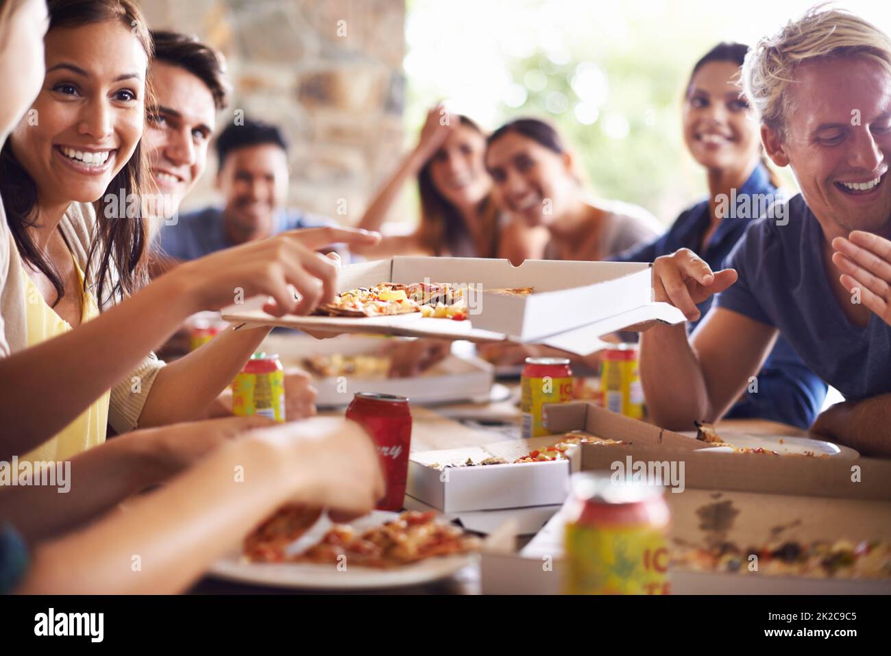 Buone occasioni con ottima pizza. Un'immagine ritagliata di un gruppo di amici che si divertono con la pizza. Foto Stock