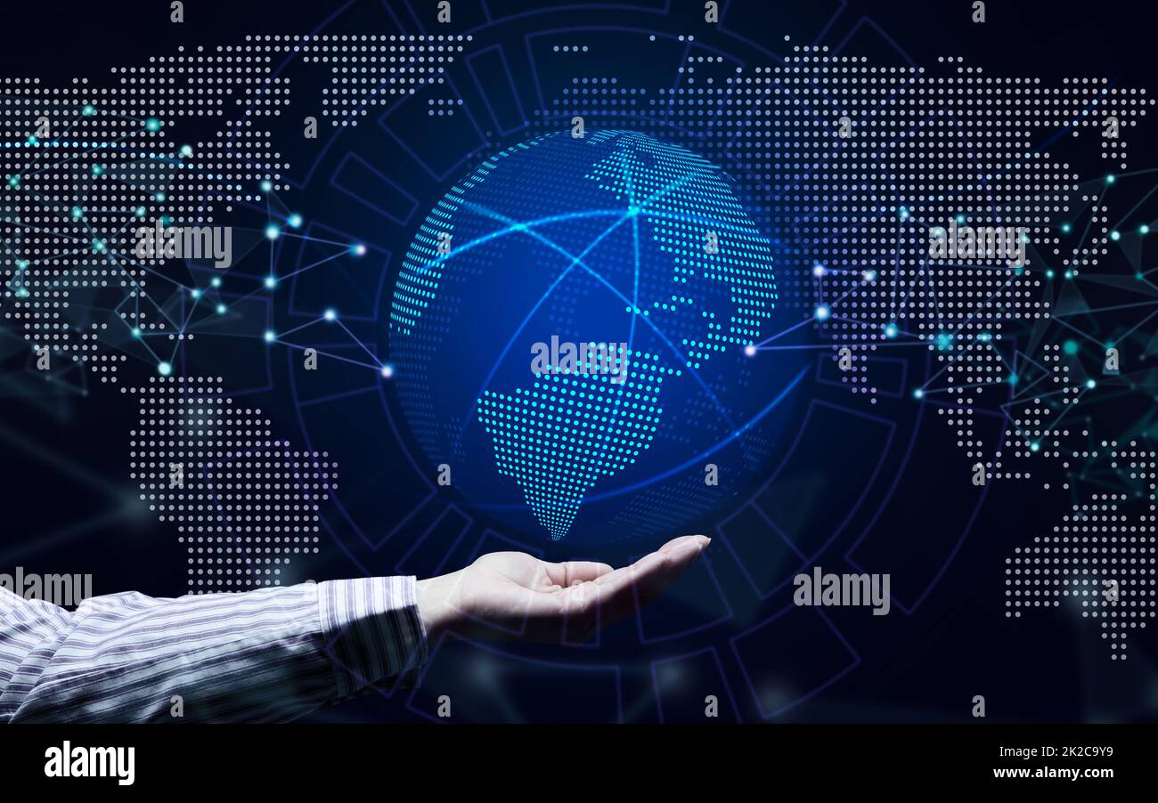modello olografico del globo e una mano femminile. Concetto di scambio rapido di informazioni, internet globale Foto Stock
