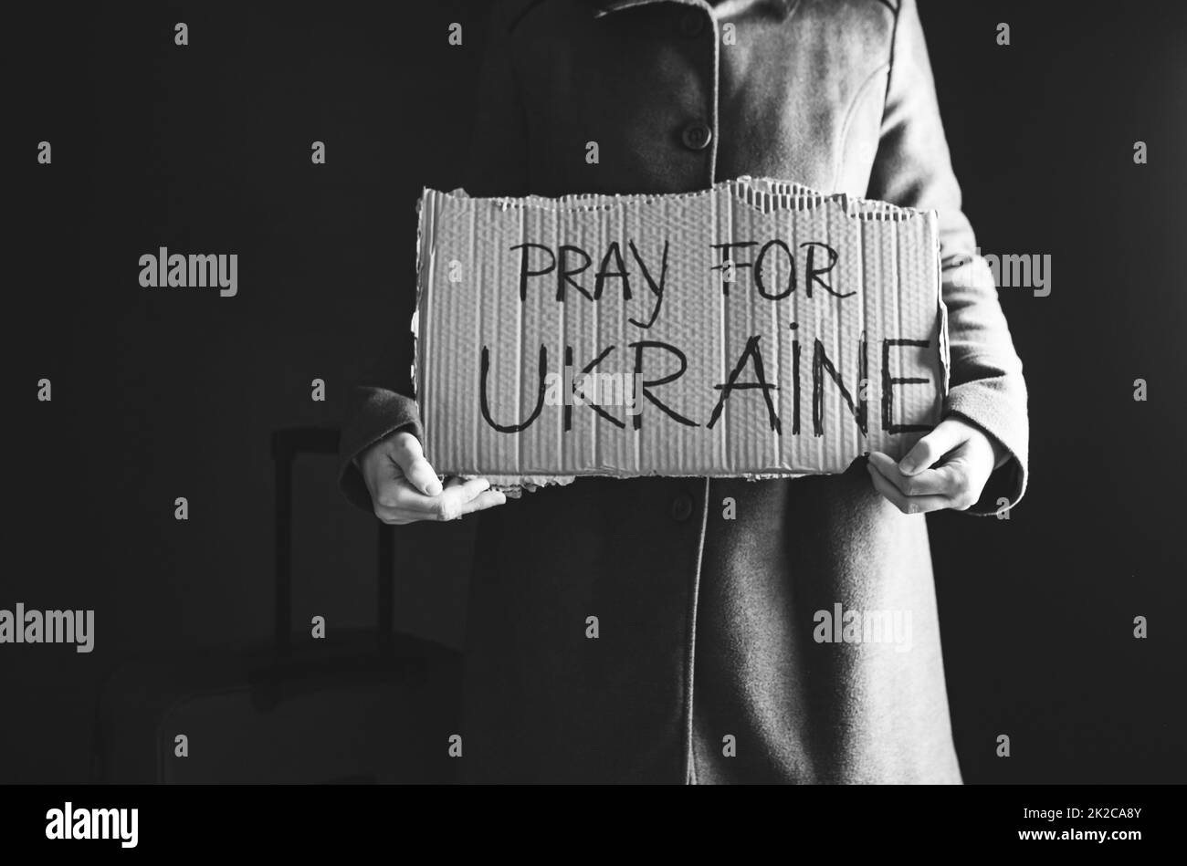 Rifugiati vulnerabili. Bandiera di protesta Ucraina. Nessuna guerra. Speranza di pace. Foto Stock