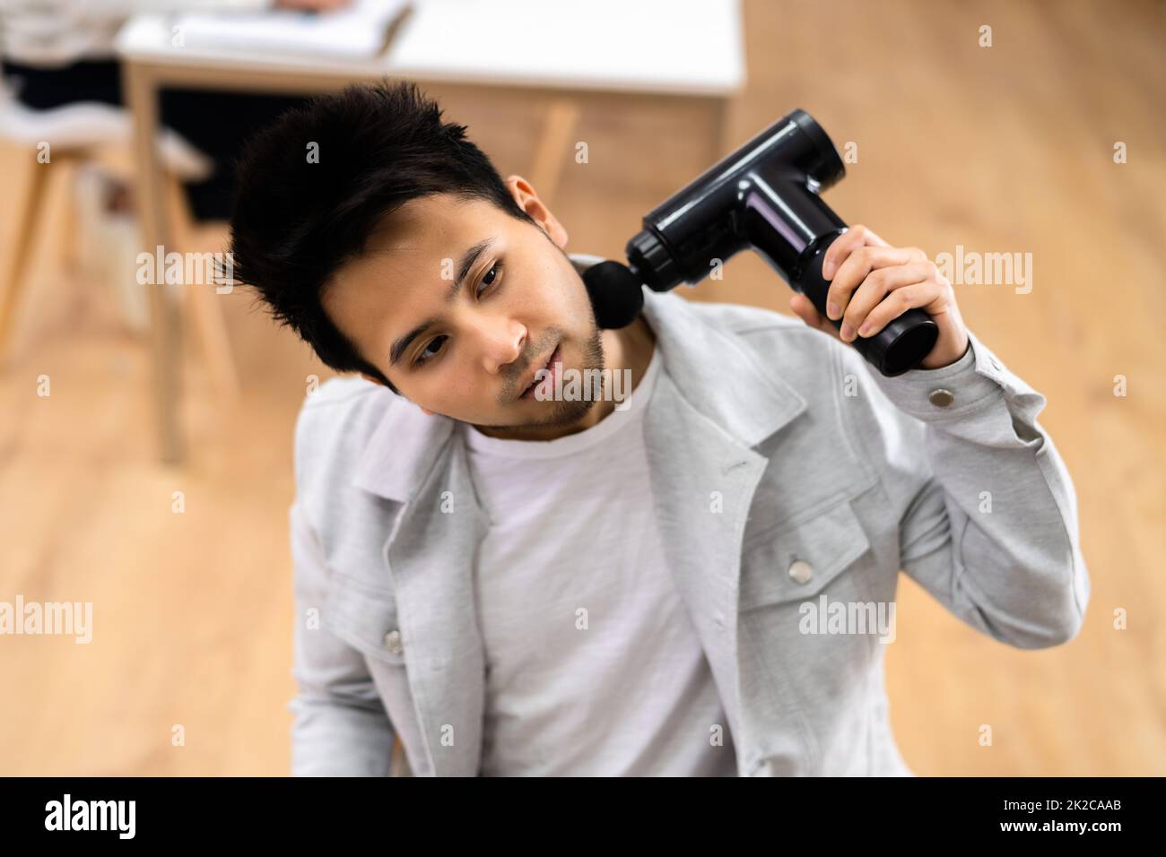 Massaggio Gun dolore muscolare recupero Foto Stock