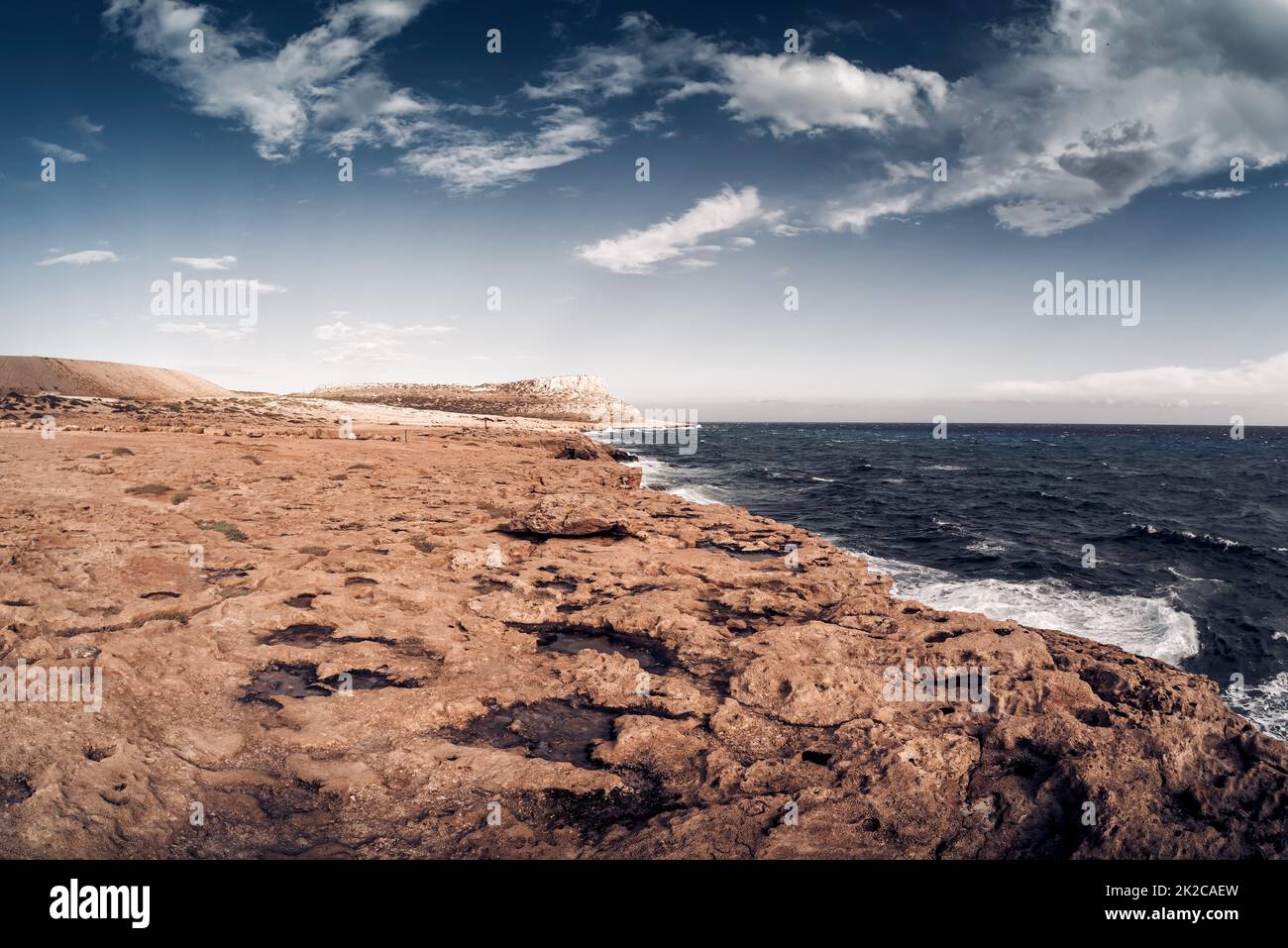 Spiaggia rocciosa del Parco Nazionale della Foresta di Capo Greco. Famagosta, Cipro Foto Stock