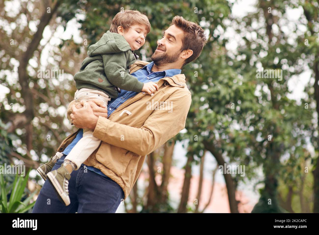 Ragazzi giorno fuori. Sparato di un padre e di un figlio che si gode una giornata all'aperto. Foto Stock