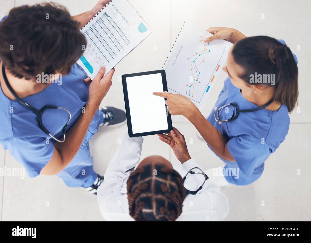 Medici, infermieri e team si incontrano con tablet, documenti e documenti che lavorano alla pianificazione, alla collaborazione e ai dati o all'analisi. Lavoro di squadra ricerca persone Foto Stock