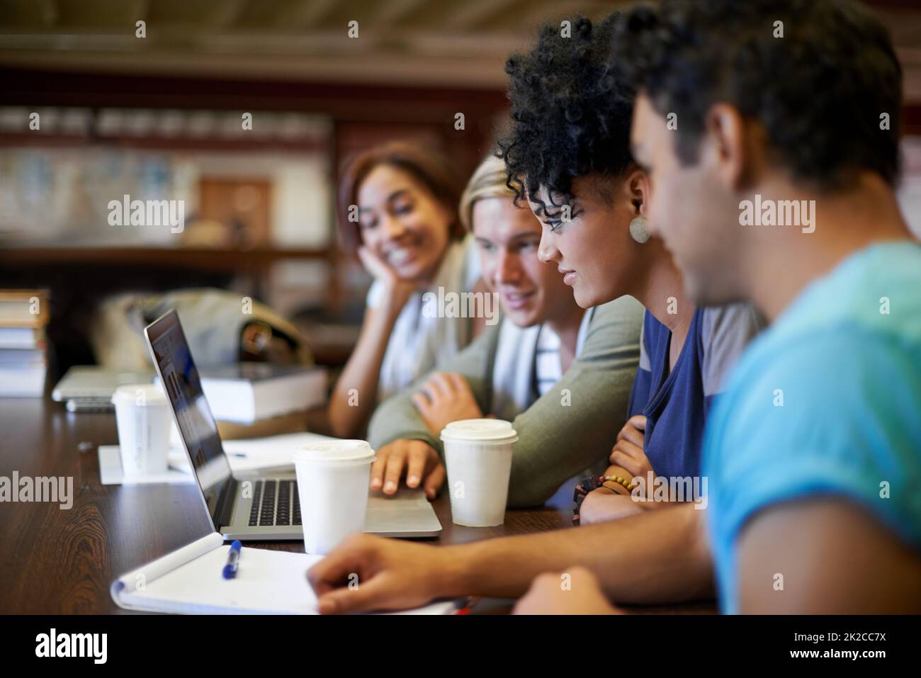Lavorare insieme per prepararsi alle finali. Un gruppo di giovani che studiano insieme per i prossimi esami. Foto Stock