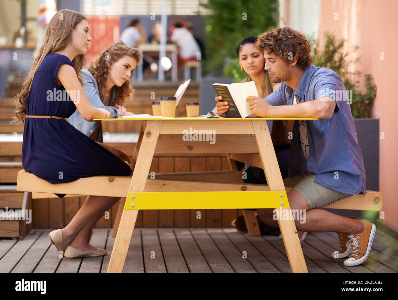 Stavano andando ad andare ad asso quella prova. Un'immagine degli studenti universitari che studiano nel campus. Foto Stock