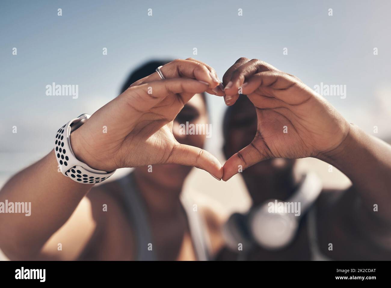 Lavorare insieme ha rafforzato il nostro legame. Scatto di due giovani donne sportive che formano un cuore forma con le loro mani. Foto Stock