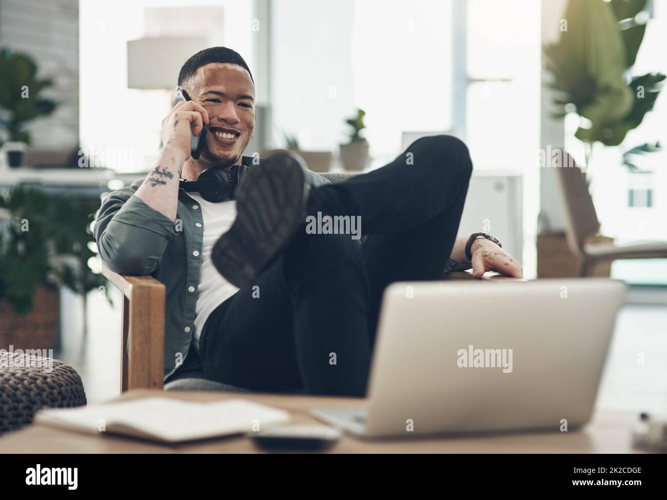 Il successo sembra essere legato all'azione. Scatto di un giovane uomo d'affari in una telefonata in un ufficio moderno. Foto Stock