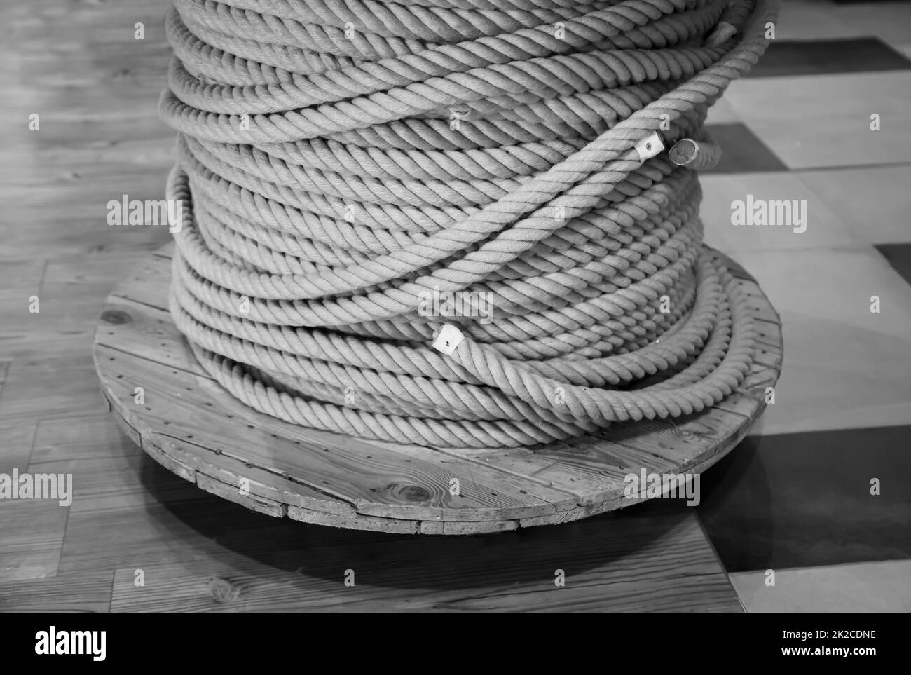 Un tamburo con una corda avvolta e avvolta, una corda. Foto Stock