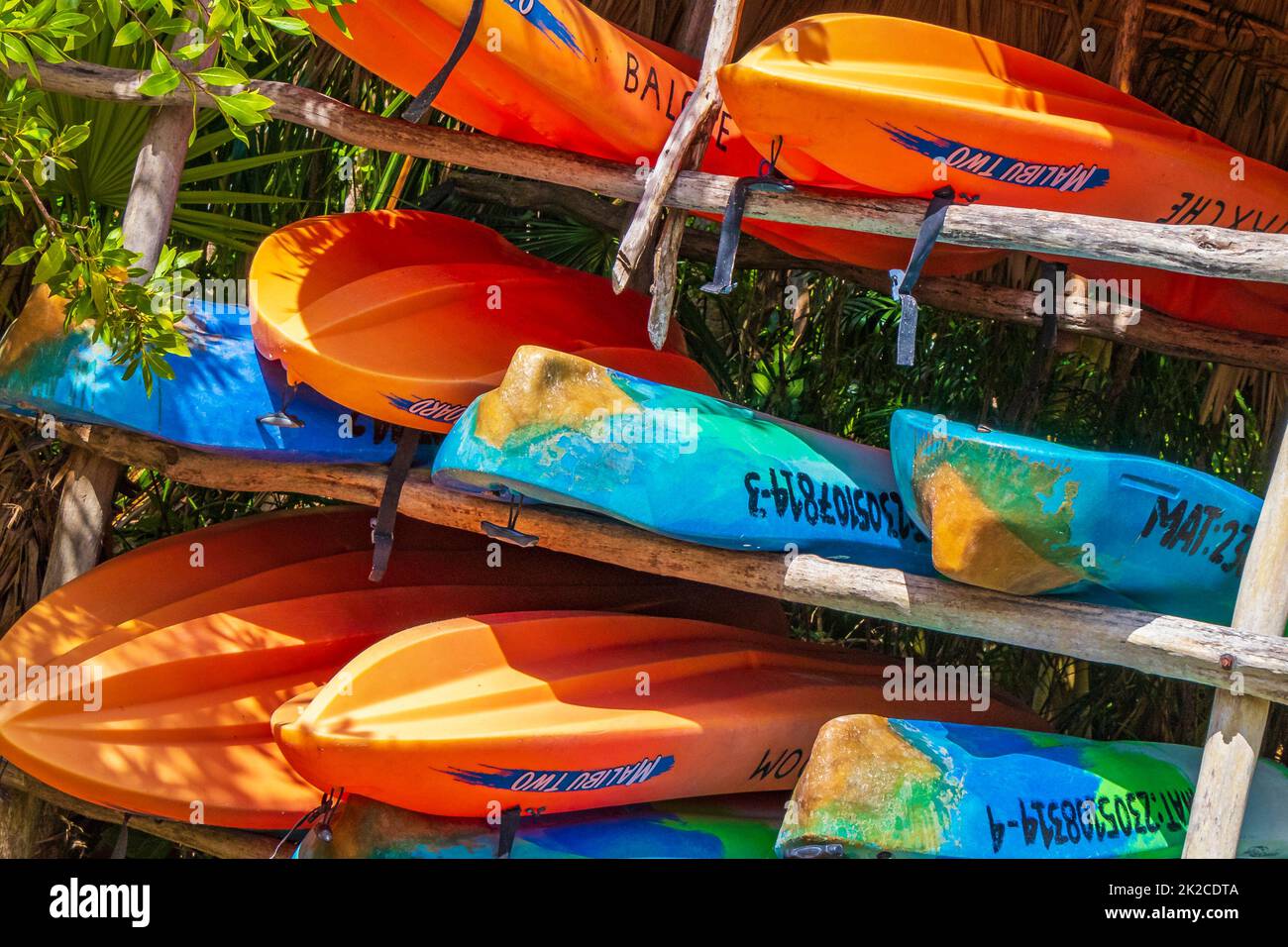 Canoe blu rosso arancio gita in barca alla Laguna di Muyil in Messico. Foto Stock