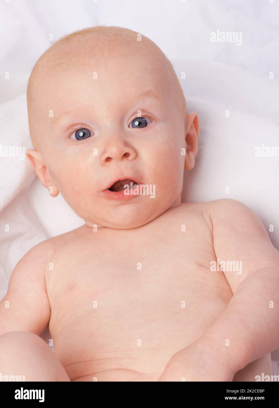 HES il suo piccolo angelo delle mamme. Scatto ritagliato di un bambino adorabile in uno studio. Foto Stock