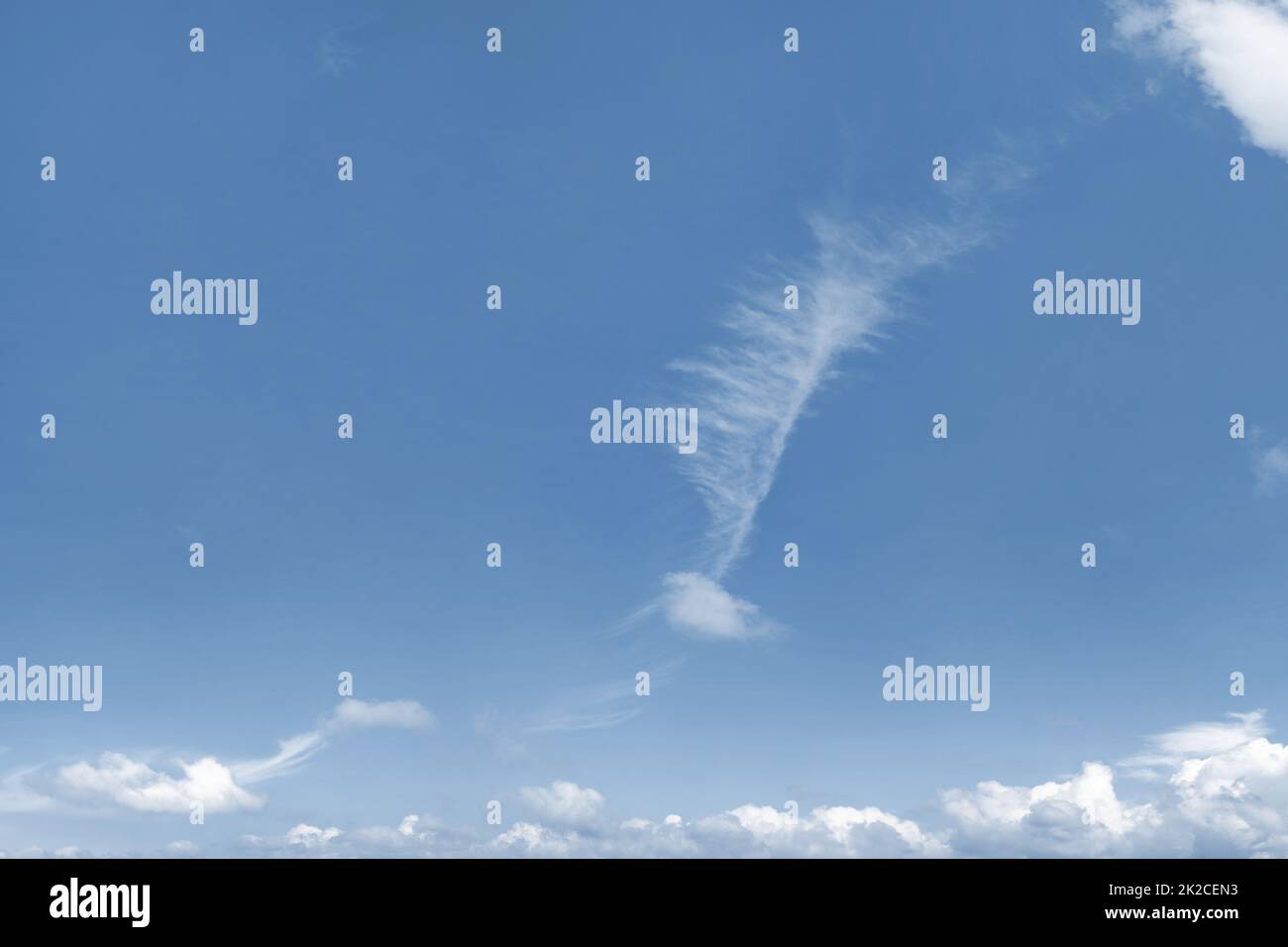 Foto di cielo blu con forma strana nube. Foto Stock